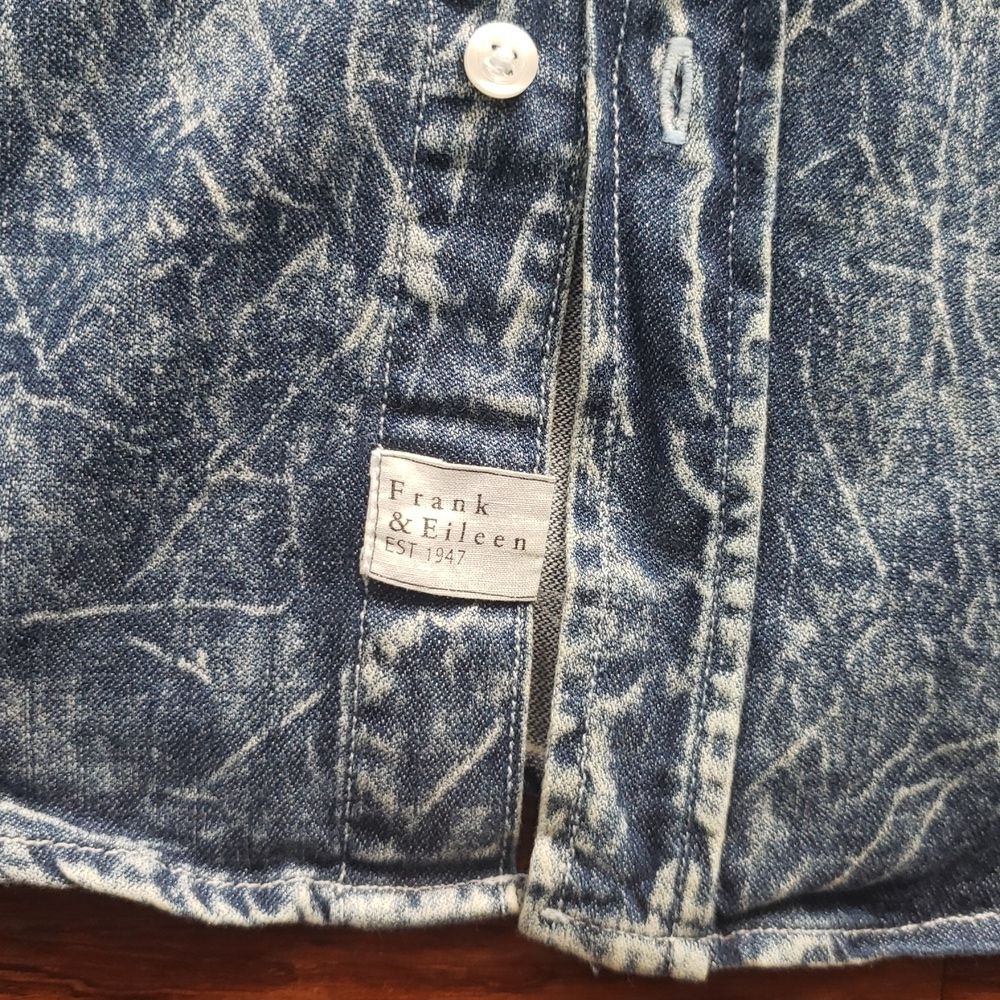 Frank & Eileen Blue Chambray Barry Shirt Size Small Edgy Feminine Cowgirl Rugged - Picture 3 of 5
